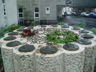 Baja, Vörösmarty u. 6.előtt: Aradi vértanúk emlékjele.jpg Baja, Vörösmarty u. 6.előtt: Aradi vértanúk emlékjele.jpg