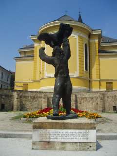 Sátoraljaújhely, Hősök tere: Börtönkitörés emlékműve 2.kép.jpg Sátoraljaújhely, Hősök tere: Börtönkitörés emlékműve 2.kép.jpg