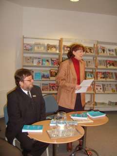 STA65519 - A Halis-év-könyvet dr. Pintérné Grundmann Frida osztályvezető ajánlotta a hallgatóságnak.JPG STA65519 - A Halis-év-könyvet dr. Pintérné Grundmann Frida osztályvezető ajánlotta a hallgatóságnak.JPG