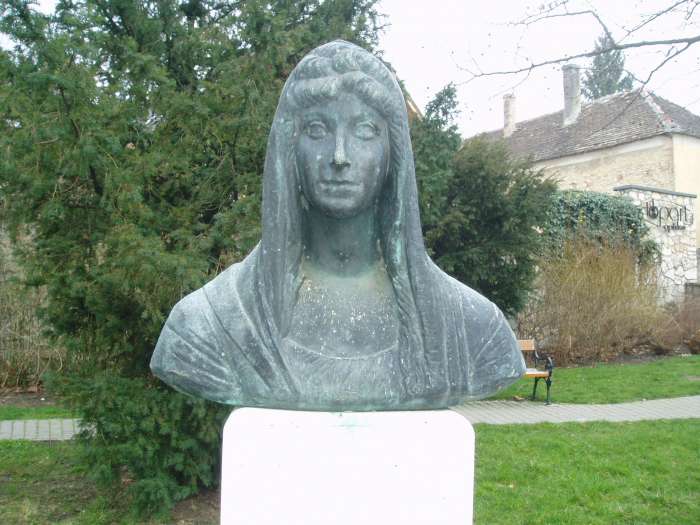 Tapolca, Batsányi tér: Baumberg Gabriella szobra.jpg Tapolca, Batsányi tér: Baumberg Gabriella szobra.jpg